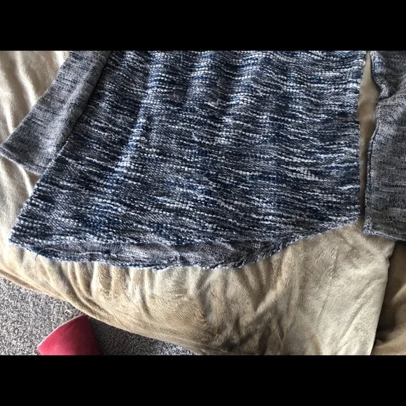 K LD Signature Ladies top pretty woven colors-blue, gray, white.Warm and comfy. - Picture 6 of 9